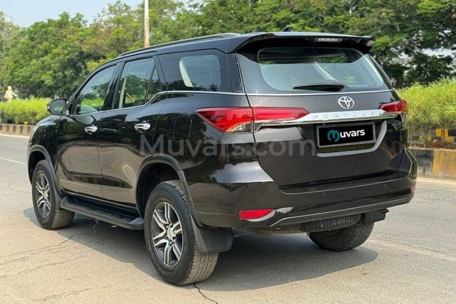 Toyota Fortuner (Black)