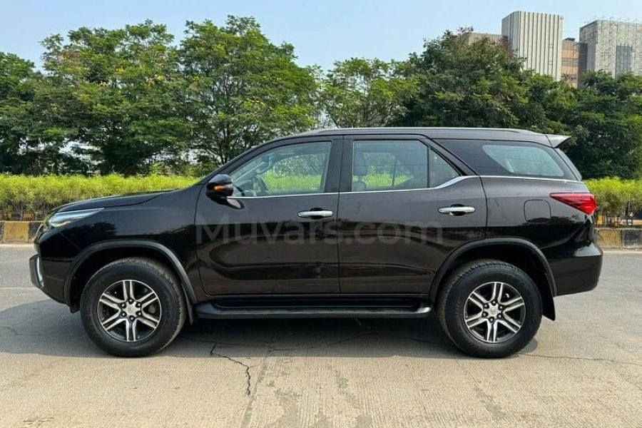 Toyota Fortuner (Black)